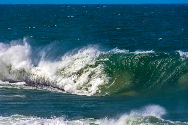 La ola se rompe durante el tiempo tormentoso en un día soleado en las playas de Río de Janeiro, Brasil