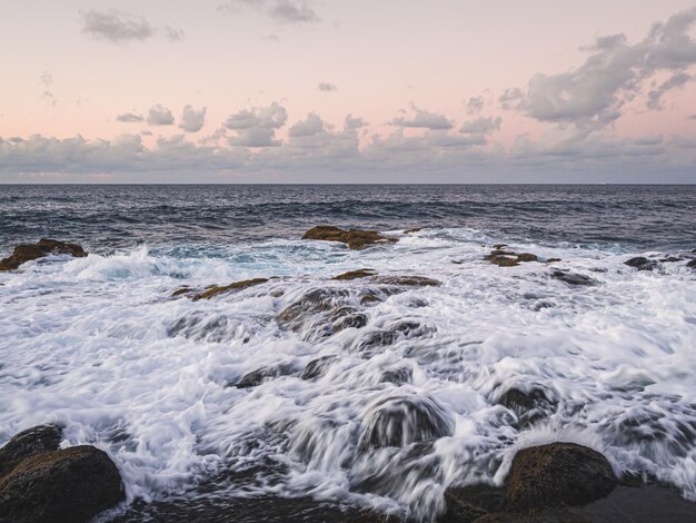 Ola rompiendo contra las rocas de la costa de Bajamar Tenerife