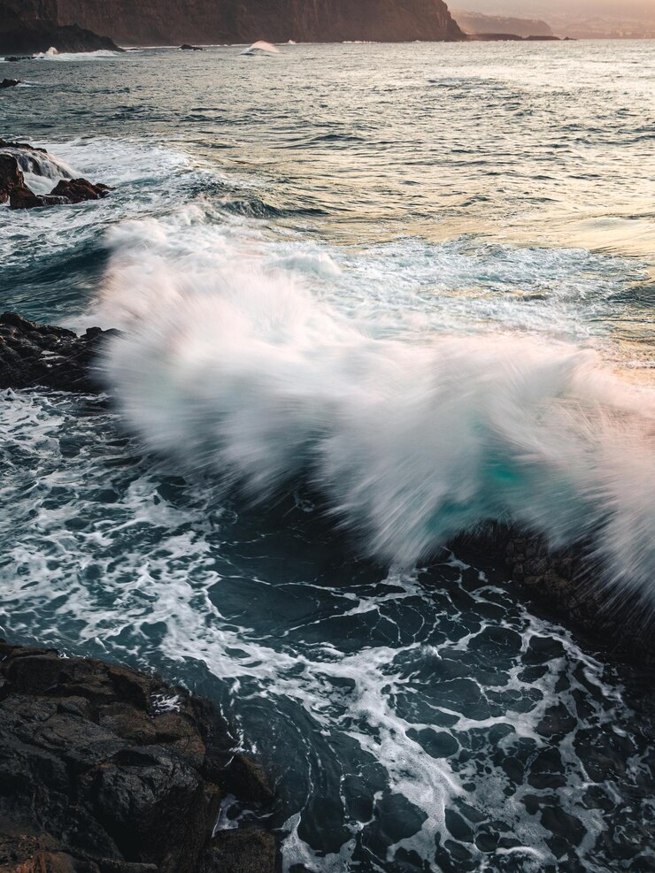 Foto ola rompiendo contra las rocas de la costa de tacoronte tenerife