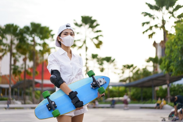 Olá summer surfers pessoas asiáticas se divertindo com pranchas de surf ou surf skate ao redor do fundo das ruas da cidade em um dia de verão. estilo de vida de relaxamento grátis e conceito de tendência milenar