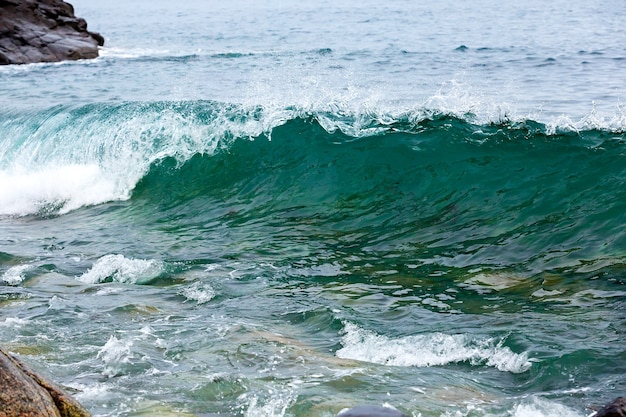 Ola de tormenta en la costa del Ártico