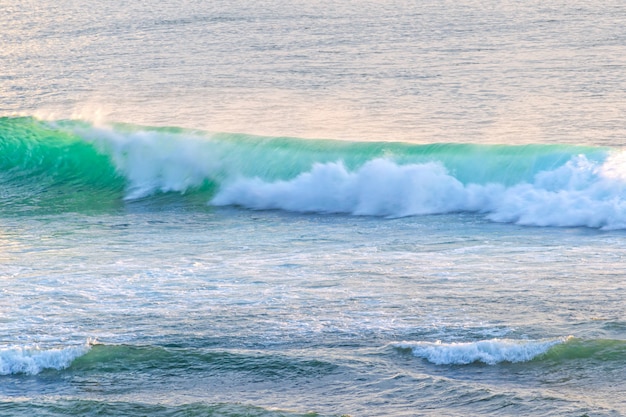 Ola turquesa del mar