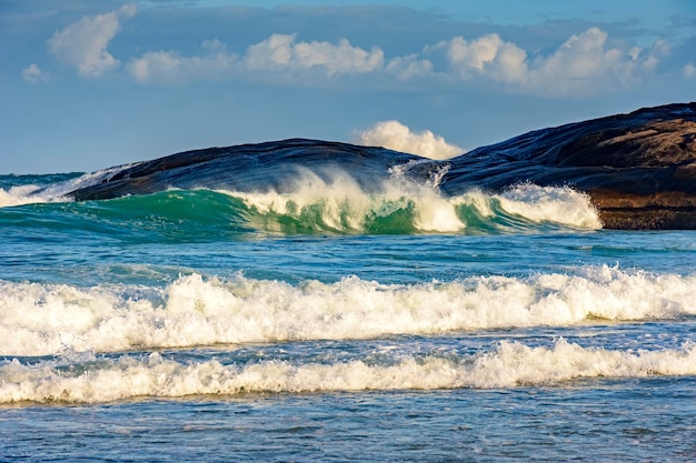 Foto ola verde en la playa del diablo en ipanema, río de janeiro