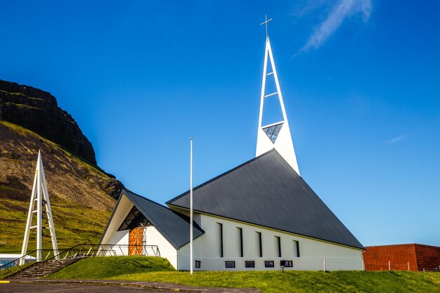 Foto olafsvikurkirkja blanco de estilo moderno de forma triangular iglesia luterana olafsvik península de snaefellsnes oeste de islandia