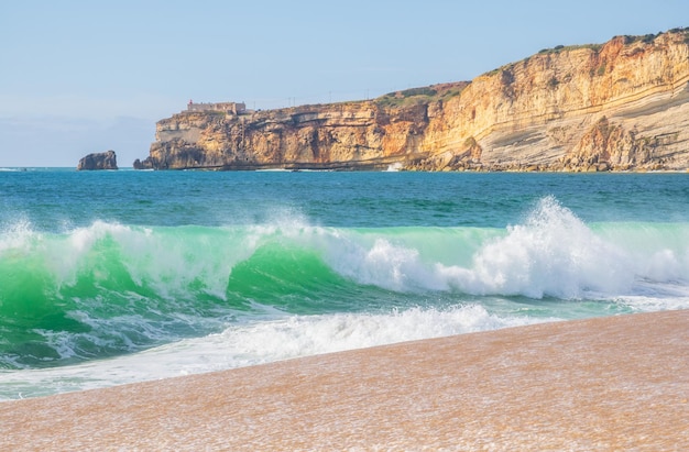 Foto olas y acantilados en el océano atlántico en la playa de nazare, portugal