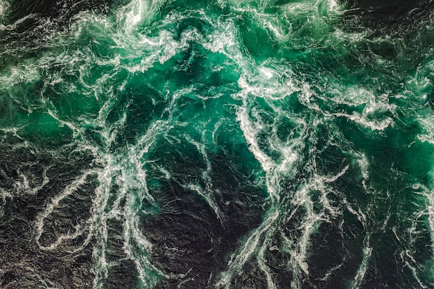 Las olas del agua del río y el mar se encuentran durante la marea alta y la marea baja. Remolinos de la vorágine de Saltstraumen, Nordland, Noruega