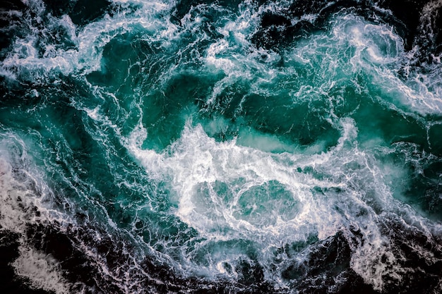 Las olas del agua del río y el mar se encuentran durante la marea alta y la marea baja. Remolinos de la vorágine de Saltstraumen, Nordland, Noruega