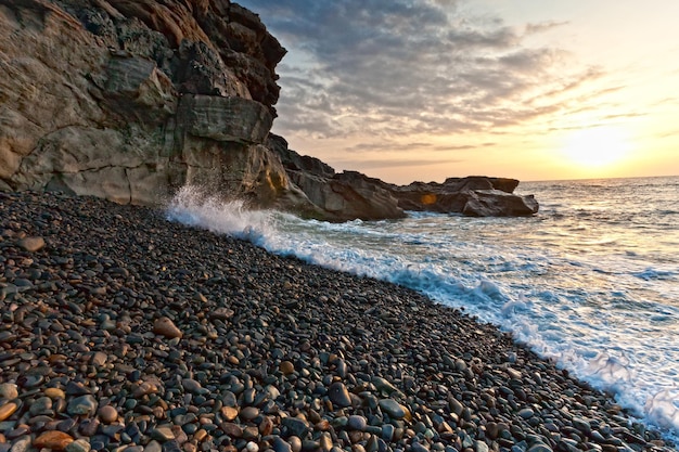 olas al atardecer en la playa volcánica negra en Fuerteventura