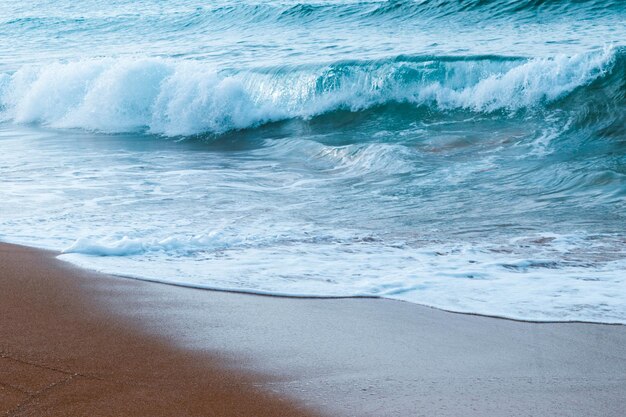 Foto las olas se apresuran hacia la orilla