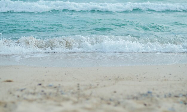 Foto las olas se apresuran hacia la orilla