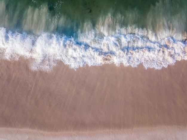 Foto las olas se apresuran hacia la orilla