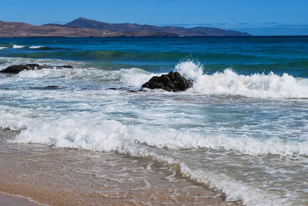 Foto las olas se apresuran hacia la orilla