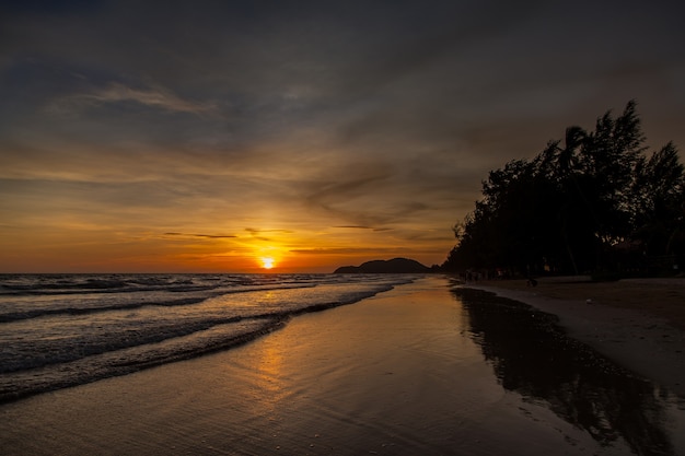 Olas del atardecer y el mar, hermoso atardecer dorado sobre el mar. , Puesta de sol del mar