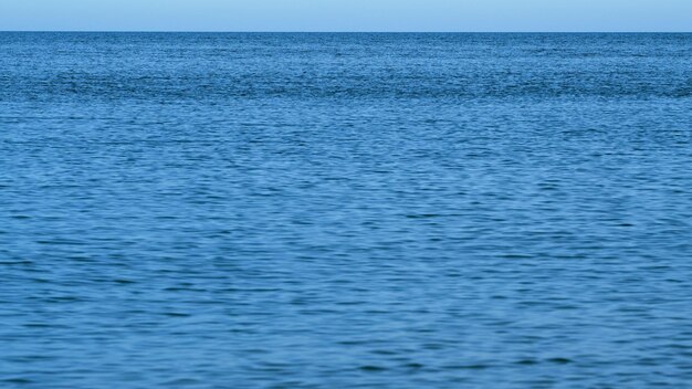 Las olas azules claras las olas del mar en un día despejado con el cielo azul vista mar abierto fondo en tiempo real