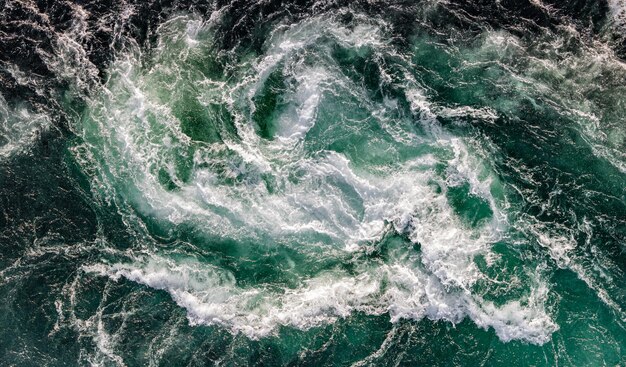 Foto las olas azules del río y el mar se encuentran durante la marea alta y la marea baja.