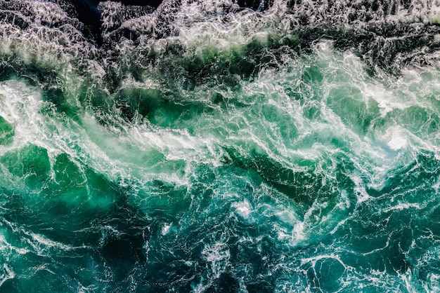 Las olas azules del río y el mar se encuentran durante la marea alta y la marea baja.