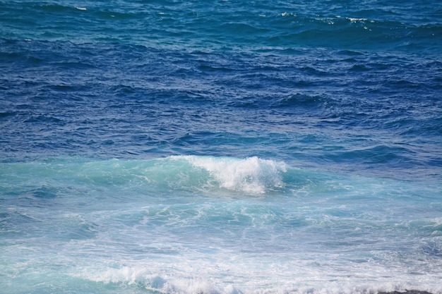 Olas blancas en el mar azul de Argentiera