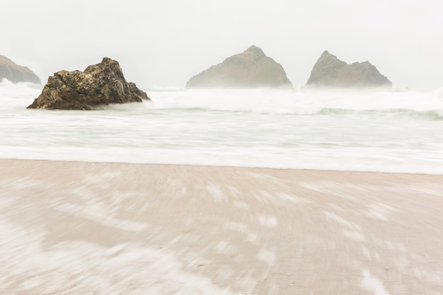 Olas borrosas en la costa