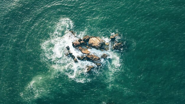 Foto las olas chocan contra el arrecife cerca de la playa.