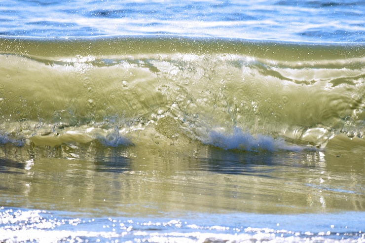 Foto las olas chocan y salpican en el mar