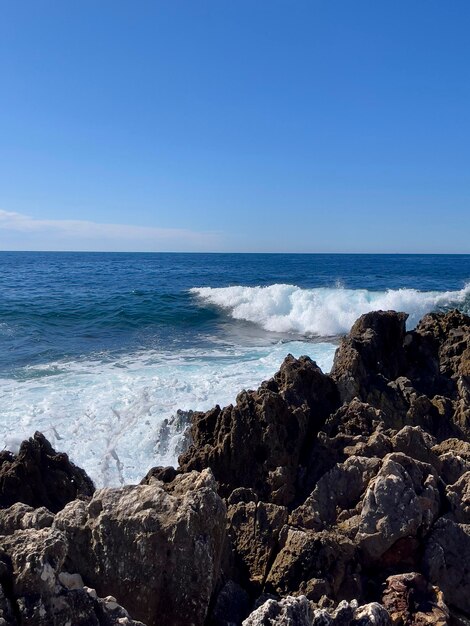 las olas chocando contra las rocas