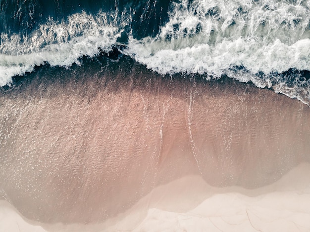 Olas en la costa del mar Playa de arena blanca y mar azul
