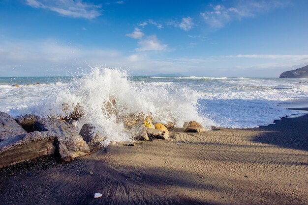 Olas en la costa del mar