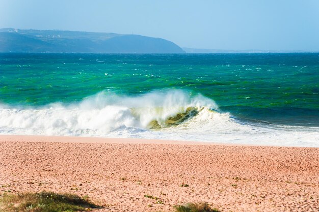 Olas en la costa del océano Atlántico. Algarve, Portugal. Hermosa playa de arena blanca y agua turquesa.