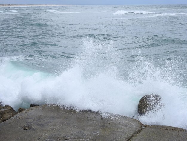 Foto olas del mar salpicando in den felsen