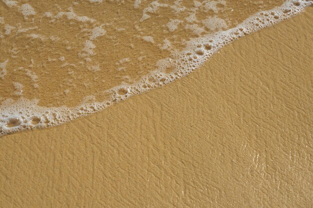 Olas con espuma en la costa atlántica de Cabo Verde