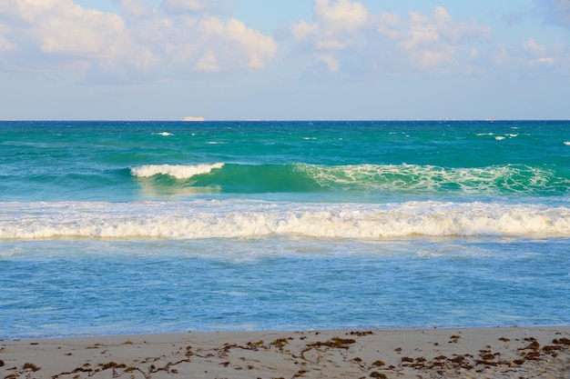 Olas con espuma en la costa caribeña de México