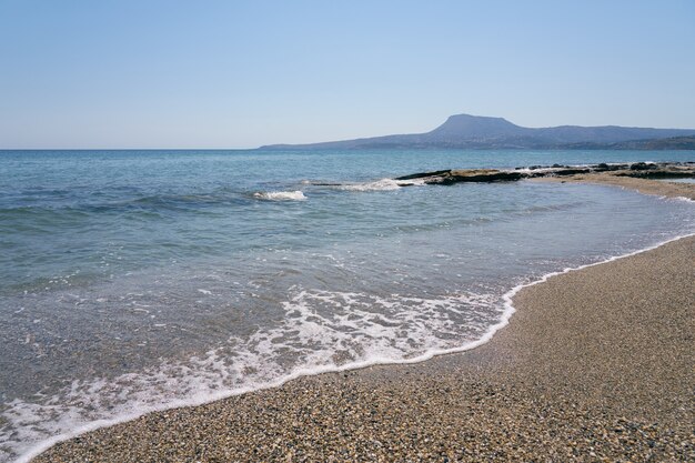 Olas con espuma en la costa del mar Egeo en Creta Grecia.