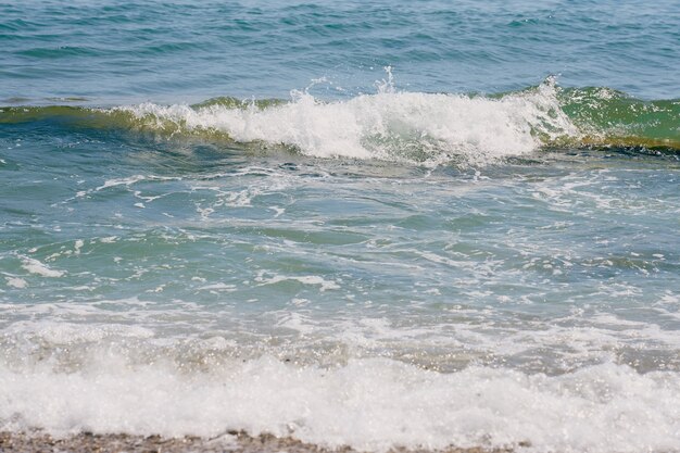 Olas con espuma en la costa del mar Egeo en Creta Grecia.