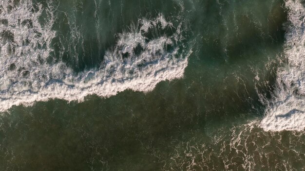 Olas espumosas vistas desde arriba