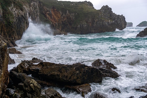 Las olas se estrellan contra los acantilados Mar Cantábrico Asturias España