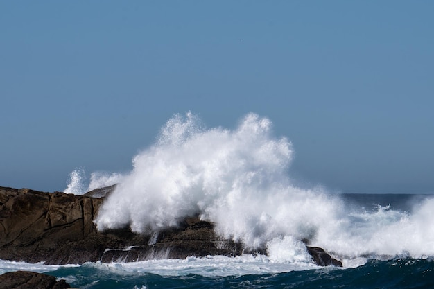 Foto las olas se estrellan contra las rocas en galicia