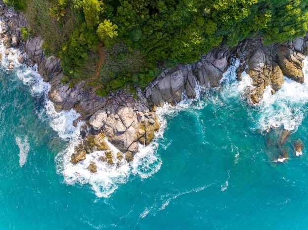 Foto las olas se estrellan contra las rocas de la orilla de la mar vista superior de la superficie del mar olas de fondo