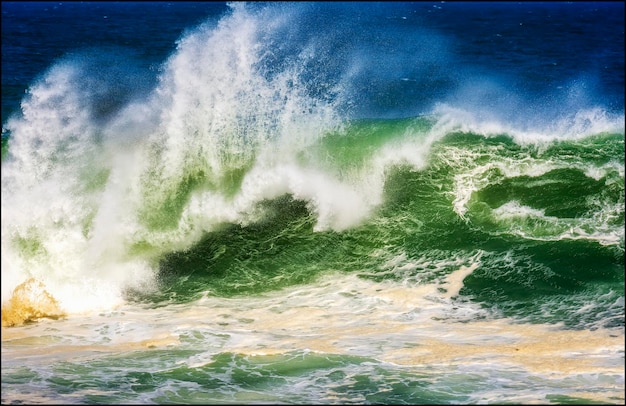 Las olas se estrellan durante el tiempo tormentoso en un día soleado en las playas de Río de Janeiro, Brasil