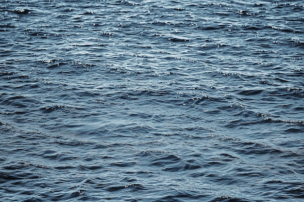Foto olas de fondo abstracto de agua de mar / fondo azul, agua de océano húmedo natural con ondas