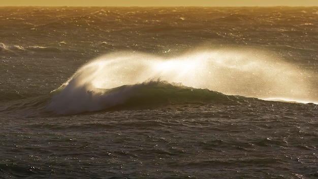 Olas con fuerte viento después de una tormenta Patagonia Argentina