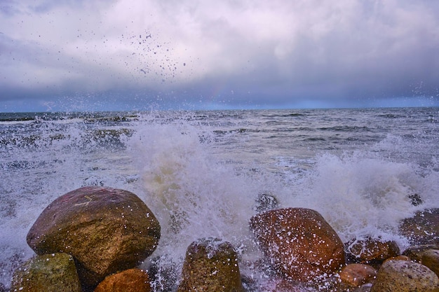 Las olas golpean contra los rompeolas y las piedras