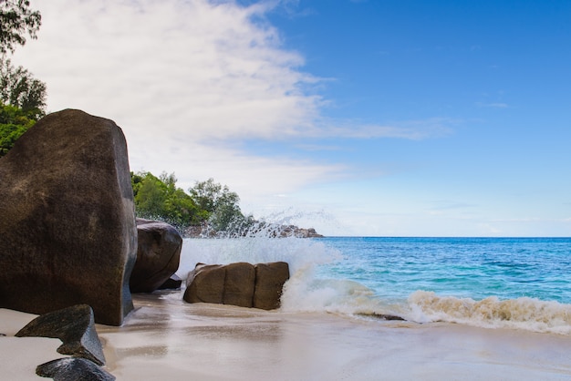 Las olas golpean las piedras en la playa de Seychelles