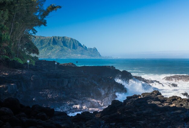 Las olas golpean las rocas en Queens Bath Kauai