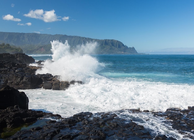 Las olas golpean las rocas en Queens Bath Kauai