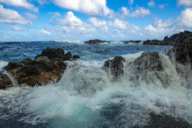 Olas golpeando las rocas acantilados rocosos en el paisaje marino