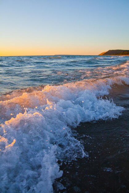 Las olas de la hora dorada en la playa del lago Michigan