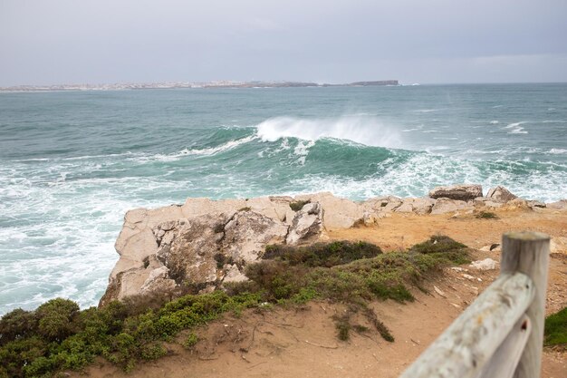 Olas en la isla oceánica Baleal, Portugal