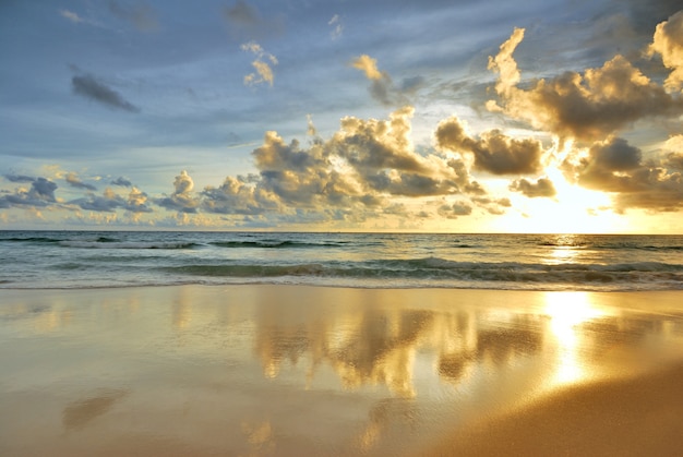 Las olas del mar al atardecer