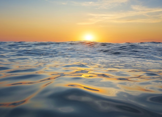 Foto las olas del mar en un ángulo bajo vista de la puesta de sol