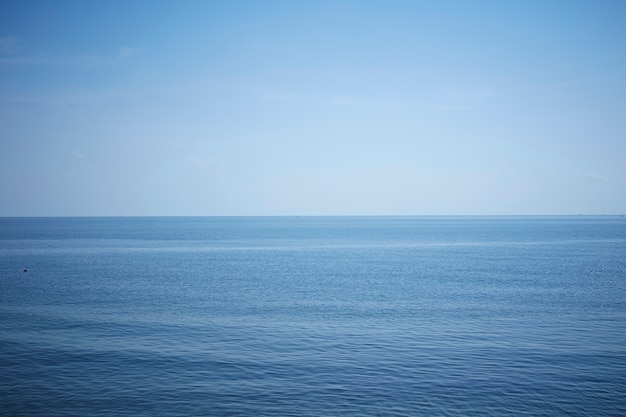 Las olas del mar azul y el cielo